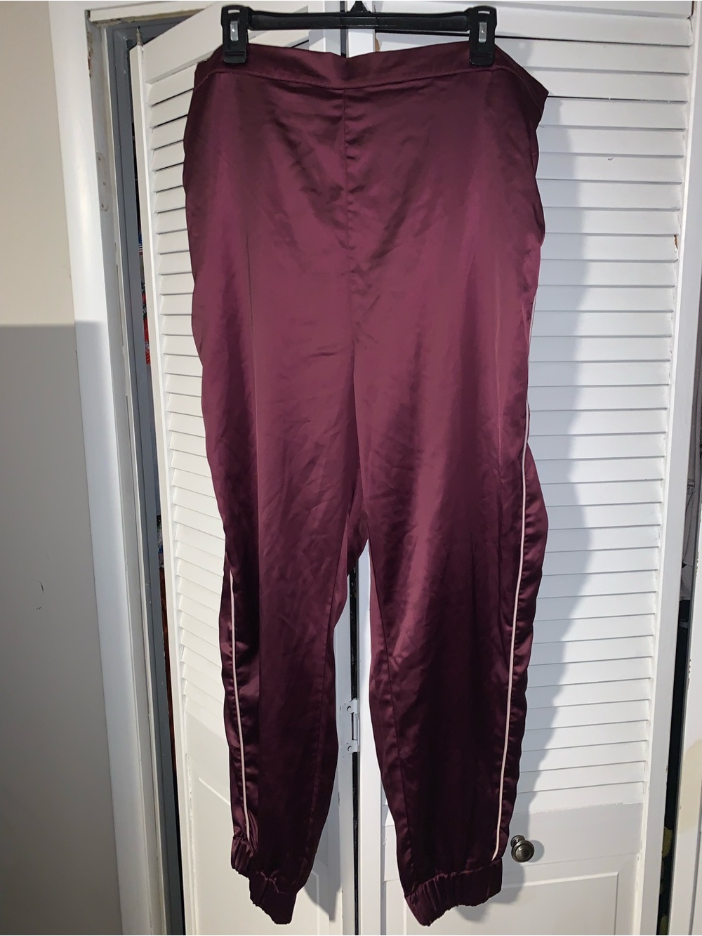 Jordyn Woods for boohoo Plus Size Women’s Satin Jogger Pants